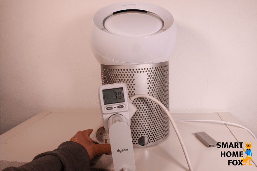 Der Dyson Pure Cool Me BP01 Luftreiniger und Tischventilator ist auf Lüfterstufe 1 und der Stromverbrauch wird mit einem Messgerät gemessen und beträgt 3,0 Watt